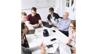 Übersetzungssystem: Wissenschaftler entwickeln ein tragbares, sicheres und erweiterbares Übersetzungssystem. Der übersetzte Text lässt sich dann beispielsweise direkt auf eine Brille projizieren (siehe rechts im Bild). (Markus Breig, KIT)