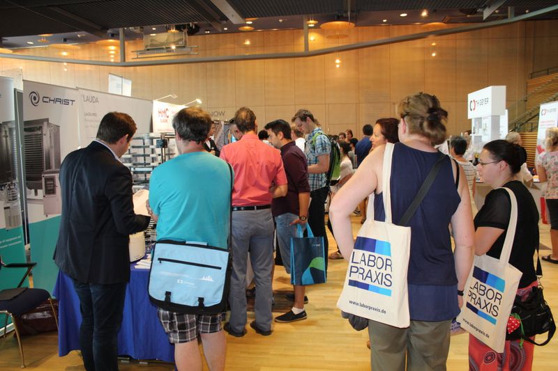 Impressionen der Lab-Supply Dresden vom 28. August 2019  Im Internationalen Congress Center des Maritim Hotels Dresden fanden sich zahlreiche Besucher ein, um mit den Ausstellern von Labortechnik und Verbrauchsmaterial ins Gespräch zu kommen. Impressionen vom Messetag sowie einige Besucherstimmen finden Sie in dieser Bildergalerie. Die nächste Lab-Supply ist am 25. September 2019 in Münster. Weitere Infos zu den kommenden Lab-Supply-Messen finden Sie auf www.lab-supply.info.   Lese-Empfehlung: Nachbericht zum erfolgreichen Auftakt der Lab-Supply in Wien. (Bild: LABORPRAXIS, C. Lüttmann)