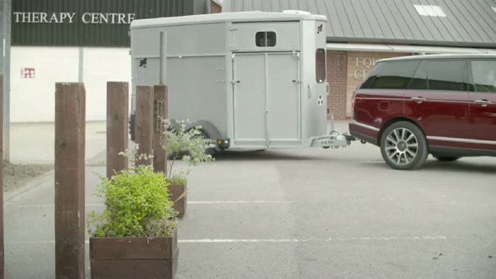 unterstützt den Fahrer beim rückwärts Rangieren (Bild: Land Rover)