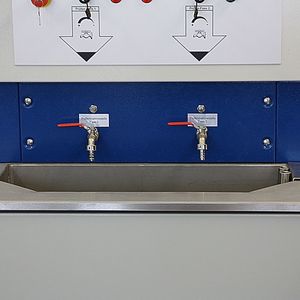 Ein Anreih-Standschrank von Sarel ist Basis der neuen kundenspezifischen Lösung mit integrierter Auffangwanne aus Edelstahl und Hähnen zur Prüfung des Mischungsverhältnisses. Bild: Peter Stipp