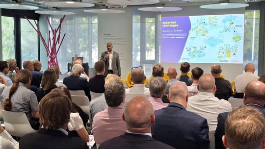 Prof. Dr. Michelangelo Canzoneri von Merck zeigte in seiner Keynote, welches Potenzial modulare Produktionskonzepte für die industrielle Anwendung bieten.(Bild:  Profibus)