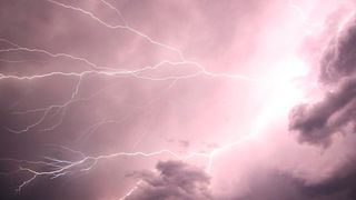 Der VDE hat in Zusammenarbeit mit electrosuisse und dem OVE eine Broschüre rund um Verhaltenstipps und Schutzmaßnahmen zum Thema Blitzschutz zusammengestellt. (Bild: gemeinfrei)