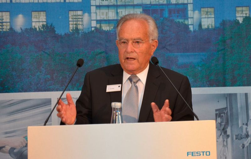 Dr. Kurt Stoll sieht die Herausforderungen des großen Festo-Produktportfolios und den Anspruch in Losgröße 1 zu produzieren in der Technologiefabrik Scharnhausen gut bewältigt. (Jablonski)