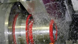 Auf der Schleifmaschine können außer Korund- auch CBN- und/oder Diamant- Schleifscheiben eingesetzt werden. Das bietet für Anwender den Vorteil, auch Werkstücke aus unterschiedlichen Werkstoffen oder Werkstoffkombinationen mit CBN-Werkzeugen schleifen zu können. Bilder: Erwin Junker (Archiv: Vogel Business Media)