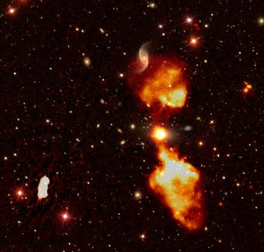 5: LOFAR-Aufnahme einer Radiogalaxie, überlagert mit einem Bild aus dem sichtbaren Spektrum desselben Himmelsausschnitts. (Cyril Tasse and the LOFAR surveys team / CC BY 3.0)