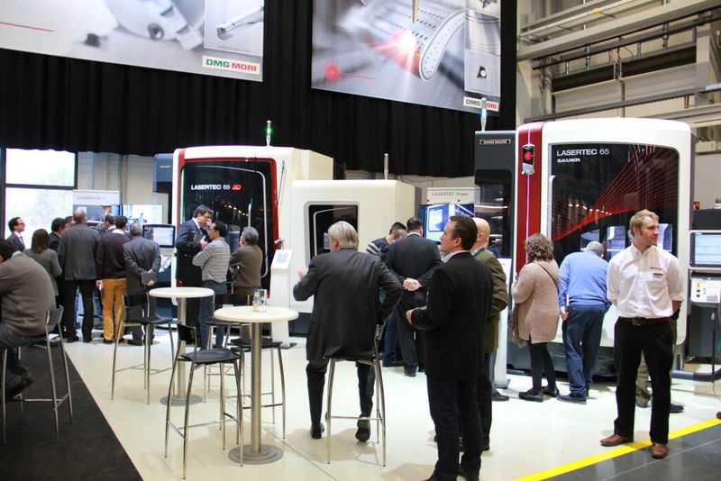 Großes Interesse an der Hybridmaschine, die fräsen und additives fertigen kombiniert. (Bild: Kroh)