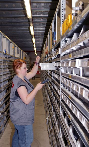 In einer 4-geschoßigen Fachbodenanlage werden Aufträge parallel auf allen Ebenen kommissioniert, und jeder Mitarbeiter arbeitet an mehreren Aufträgen gleichzeitig, um die Wege zu optimieren. Durch diese Optimierungen konnte die Kommissionierleistung pro Mitarbeiter auf rund 60 Positionen pro Stunde mehr als verdreifacht werden. (Bild: Fricke/TGW)