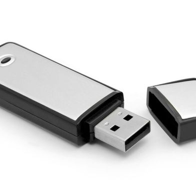 Genial wie einfach: Vor 25 Jahren kam der USB-Stick auf den Markt. Daten konnten so problemlos in der Hosentasche transportiert werden.  (Bild: © cristi180884 - stock.adobe.com)