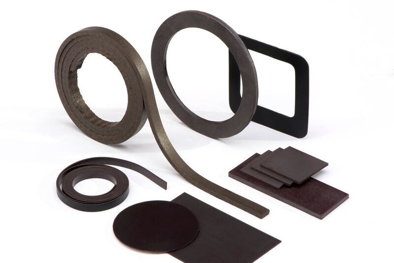 Die Magnetfolie Gravi Flex 200 von Schallenkammer ist beidseitig permanentmagnetisch und für die Herstellung von Stanzteilen, Streifen, Platten oder Formteilen, die als Maschinenelemente oder Zulieferteile verbaut werden, geeignet. (Schallenkammer)