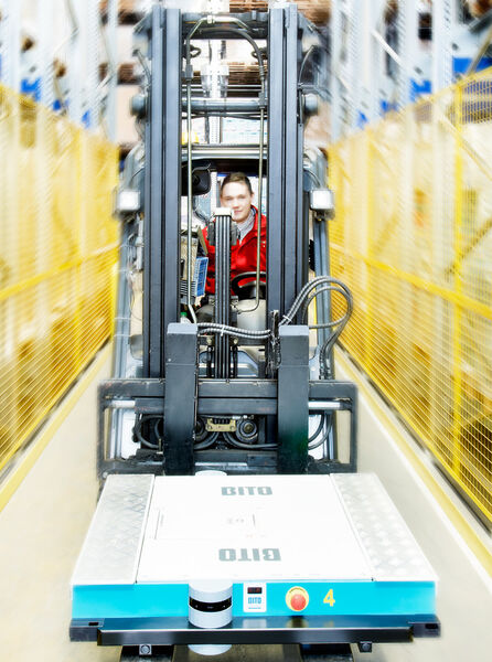 Der Stapler bringt das Shuttle zum entsprechenden Kanal. Die Lagerblöcke sind an den Seiten mit Schutzgittern versehen. (Bild: Bito)