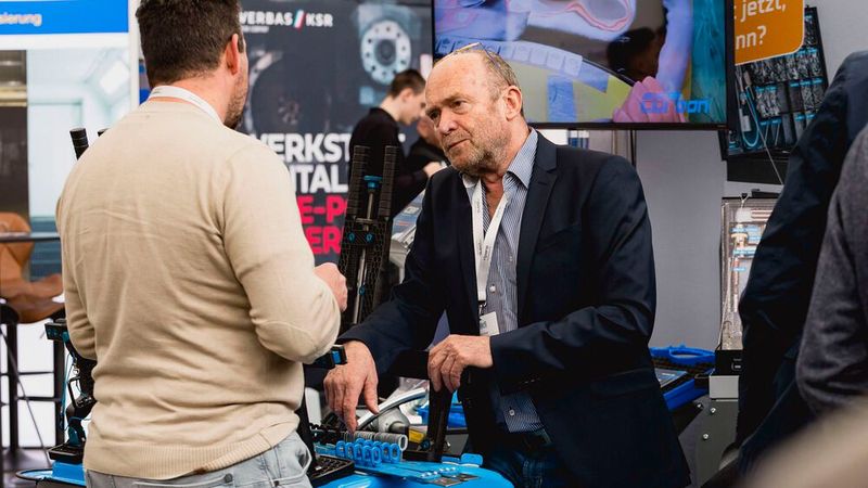 Carbon-Gründer und Vertriebsleiter Siegbert „Siggi“ Müller stand persönlich den Fragen von Kunden bzw. Interessierten Rede und Antwort. (Bild: Stefan Bausewein)