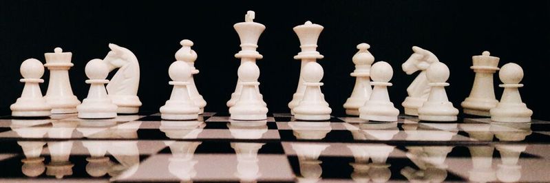 Menschliche Fähigkeiten können mit der steigenden Anzahl von Rechenoperationen moderner Prozessoren und schnelleren Speicherelementen simuliert werden. Aber was genau braucht es wirklich, um menschliche Intelligenz vollständig zu imitieren? Menschliche Fähigkeiten können mit der steigenden Anzahl von Rechenoperationen moderner Prozessoren und schnelleren Speicherelementen simuliert werden. Aber was genau braucht es wirklich, um menschliche Intelligenz vollständig zu imitieren?