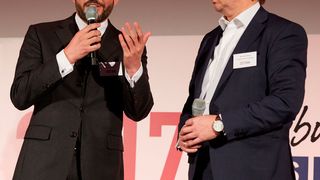 Karim El-Sayegh (Sovereign Speed, l.) bekommt den Sonderpreis Logistik aus den Händen von Werner Gliem (Logistik-Initiative Hamburg) überreicht. (Georg Wendt)