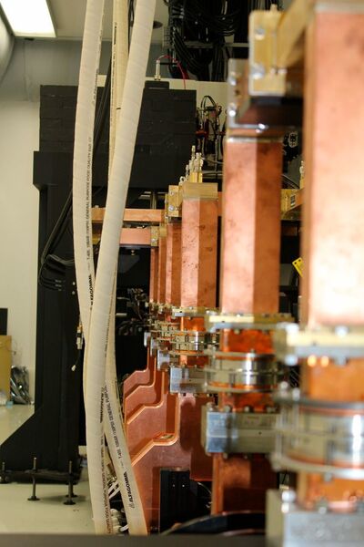 Blick entlang des Elektronenbeschleunigers mit Kupferhohlleitern für Mikrowellen. (Bild: Klaus Achterhold / TUM)