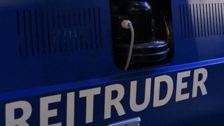 Ein Doppelschnecken-Extruder des Typs REI-truder von Reifenhäuser bildet das Herz der Evolution-Ultra-Fusion-Technologie, mit der Folienhersteller produktiver arbeiten können, dabei noch teure Ressourcen sparen und ihre Folienqualität auch noch verbessern. (Bild: Reifenhäuser)