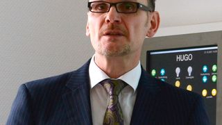 Klaus Allgaier zeigt, dass Frequenzumrichter heute mehr können, als „nur“ die Drehzahl zu regeln. (Bild: Stefanie Michel)