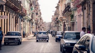 Als die politische Lage in Kuba 1959 kippte, verschwanden die enteigneten Amerikaner und nur ihre Autos blieben – bis heute. (press-inform)