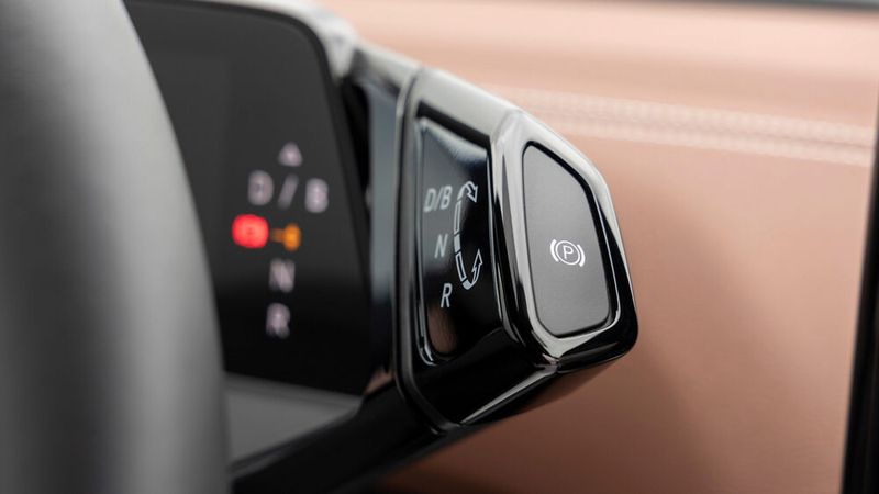 6. Der Gangwahlhebel: Den muss man am Anfang erst mal suchen, weil er sich so unauffällig in die Tachoeinheit integriert und eine durchaus gelungene Detaillösung ist. (Bild: Volkswagen AG)