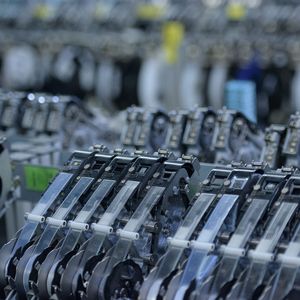 Im Werk Lohr-Wombach stellt Bosch Rexroth kundenangepasste Servomotoren und Antriebsregelgeräte mit integrierter Steuerungsfunktion her. Das Spektrum der Prozessschritte reicht von der automatisierten Leiterplattenbestückung über reine Montagetätigkeiten bis hin zu umfangreichen automatisierten Qualitätstests. (Bild:  Bosch Rexroth)