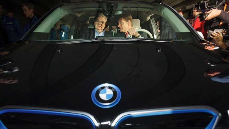 Für BMW war er ein Imageträger – und so holten beispielsweise der frühere Bundesaußenminister Joschka Fischer oder der damalige Leipziger Oberbürgermeister Burkard Jung einen i3 im Werk in Leipzig ab. (Bild: BMW)