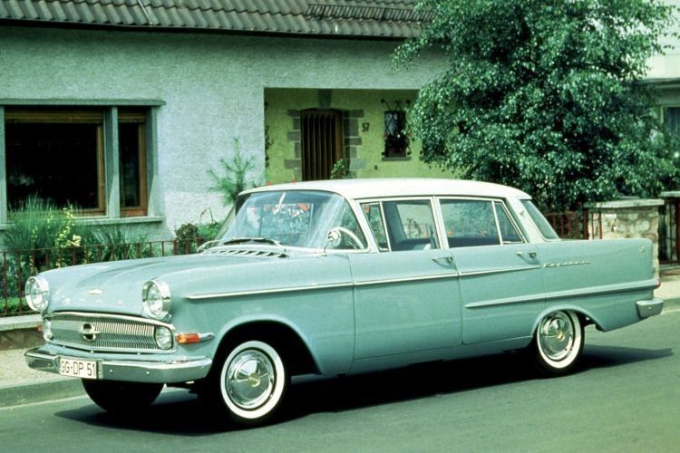 Im Sommer 1959 erschien ein Kapitän (P2): Seine Karosserie gab sich sachlicher und europäischer. Mit dem auf 2.605 cm³ vergrößerten Hubraum stiegen die Motorleistung auf 66 kW/90 PS und die Höchstgeschwindigkeit auf 150 km/h. (Foto. Opel)