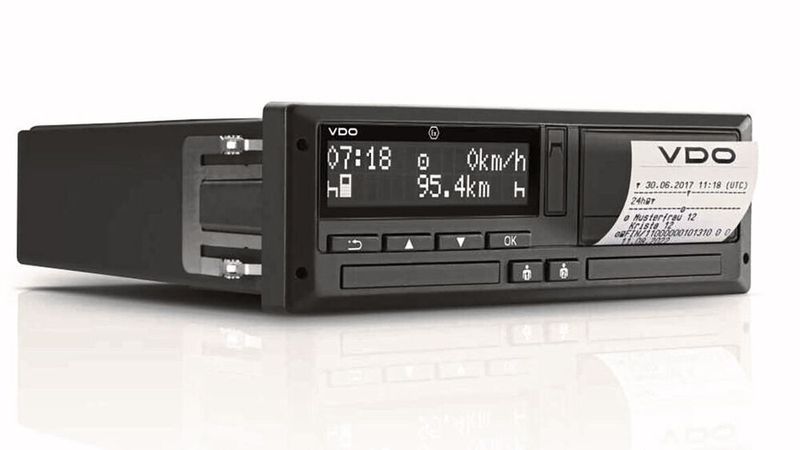 Ab 21. August 2023 ist der neue Tachograph wie der DTCO 4.1 Pflicht in allen neu registrierten Nutzfahrzeugen. Er ermöglicht unter anderem, dass bei Nutzfahrzeugen per Satellitenpositionssystem Grenzübertritte automatisch erfasst werden. (Bild: VDO)