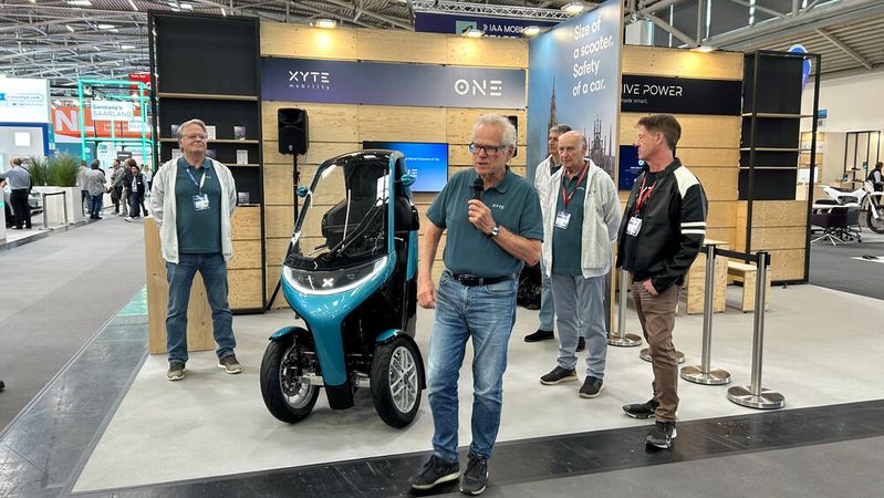 Dreirad Xyte One mit Entwicklungsteam während der IAA. Vorn Geschäftsführer Dr. Wolfgang Ziebart, ganz rechts Designer Erik Kristopher Goplen, dahinter Karosserieentwickler Klaus Gersmann, links CTO Axel Deicke.(Bild:  Diehl – VCG)