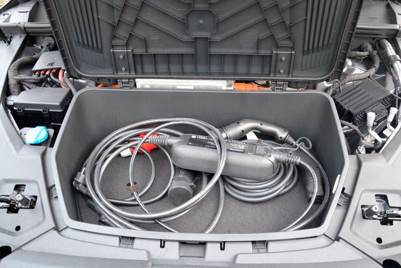Das Ladekabel befindet sich in einer Box im Motorraum. (Bild: Michel/»kfz-betrieb«)