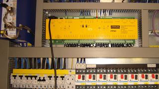 Bild 1: Die gelbe Sicherheitssteuerung FPSC für vier Muting-Stationen (Bildmitte)  (Bilder: Fiessler Elektronik)
