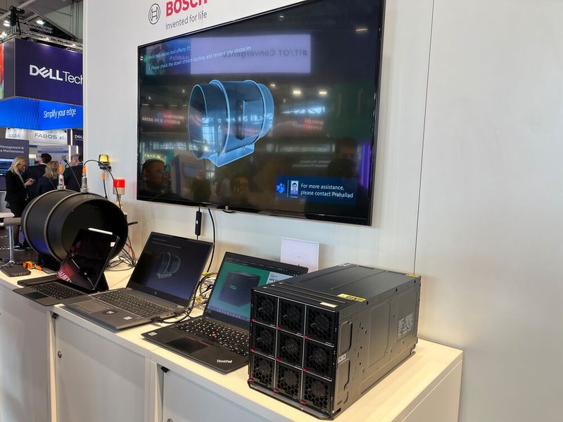 Bosch und HPE zeigen gemeinsam den Twin in a Box, einen leistungsstarken Edge-Server, auf dem eine Digital-Twin-Anwendung läuft.   (Bild: Vogel IT-Medien)