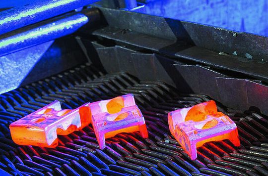 Kleiner Blick in die Rasche-Umformtechnik-Produktion in Plettenberg. Das Unternehmen wurde jetzt von der Mutares SE & Co. KGaA übernommen, wie die dgap meldet. Es handelt sich dabei um eine sogenannte Add-on-Investition.(Bild:  Rasche Umformtechnik)