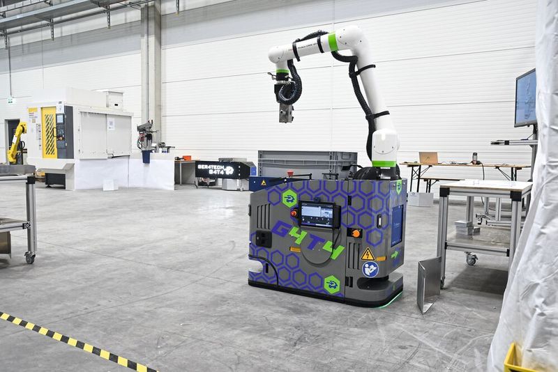 Derzeit im Testbetrieb: die automatisierte Fräszelle, bestehend aus einem 3-Achs-BAZ «Fanuc Robodrill α-D21MiB5», dem mobilen Cobot «G4T4» und der «R-C2»-Werkstückautomation von Gressel. (Bild: Gressel)