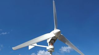 Die netzparallel arbeitende Braun-Antaris-Kleinwindanlage mit einem Repellerdurchmesser von 3,5 m und einer 3,5-kW-Turbine steht auf den Azoren.  (Bild: Braun Windturbinen)