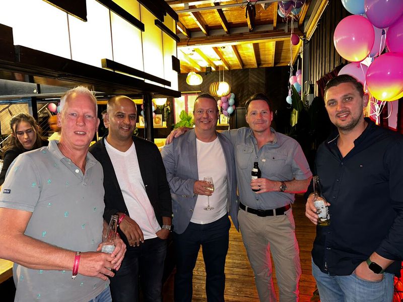 (v. l.) Rene Verkerk (Memoryworld), Wikas Narander (S&K), Ralf Schweitzer (GSD), Markus Hollerbaum (S&K) und Denis Wilms (Memoryworld) trauen sich noch nicht auf die Tanzfläche. (Bild: Vogel IT-Medien)