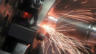 Trockenbearbeitung eines Werkstücks aus hochwarmfester Nickel-Basislegierung. (Bild: Heller)