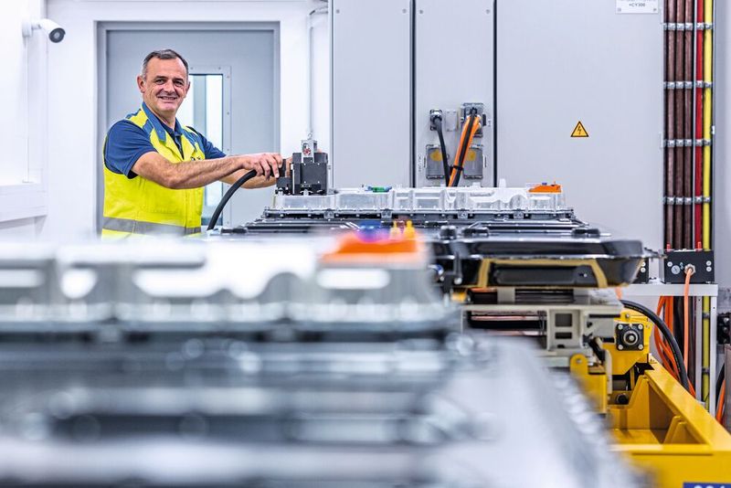 Montage der Hochvoltbatterien im BMW Group Werk Irlbach-Straßkirchen. (Bild: Armin Weigel)