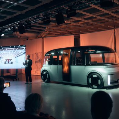 Das vor wenigen Tagen vorgestellte autonome Shuttle SUE. Für den Einsatz solcher Fahrzeuge soll es bald global einheitliche Regeln geben. (Bild: UE | STUDIOS/Maximilián Balázs)