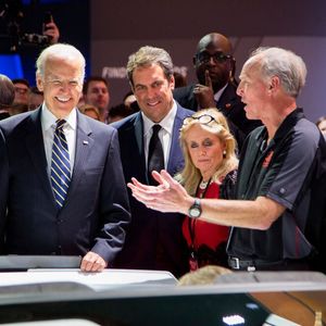 Joe und Jill Biden lassen sich auf der Automesse in Detroit im Jahr 2017 von GM-Vizechef Mark Reuss (2.v.l.) und Chefingenieur Tadge Juechter die Corvette erklären.(Bild:  General Motors)