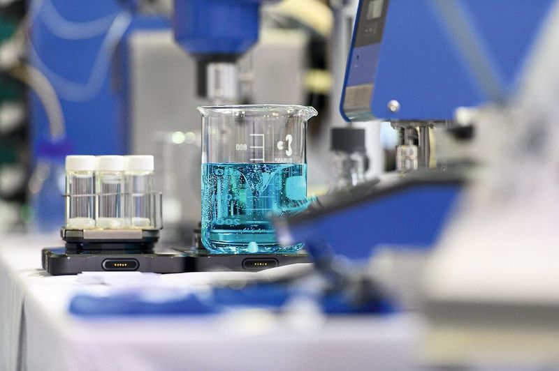 Bei der Inszenierung der Laborgeräte ist das Becherglas mit gefärbtem Wasser immer ein Blickfang. Ob Glasgeräte oder Rührplatten – all das finden Besucher auf der LAB-SUPPLY in zahlreichen Variationen.     Mehr Infos zu den kommenden LAB-SUPPLY-Messen finden Sie auf www.lab-supply.info (Bild: Stefan Stark)