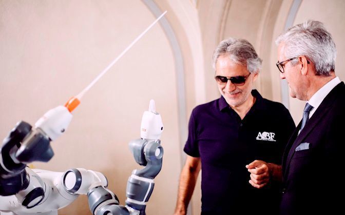Startenor Andrea Bocelli (links) und Ulrich Spiesshofer, CEO von ABB, unter dessen Führung YuMi entwickelt wurde. (ABB)