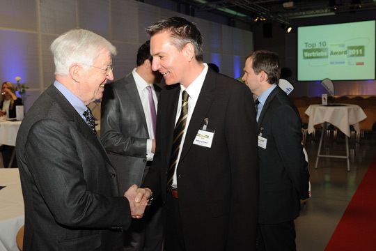 Nicht nur bei der Verleihung war Händeschütteln angesagt: Auch zum Veranstaltungsende hin reichte eine Hand die andere. (Archiv: Vogel Business Media)