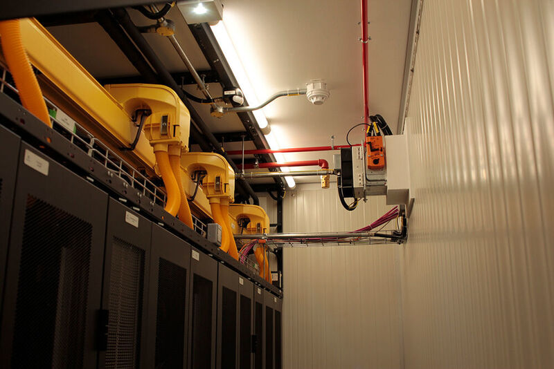 Die Inrow-Kühler sowie die Unterbrechungsfreie Stromversorgung sind redundant, ein Dieselgenerator kann 60 Stunden die Stromversorgung ohne Nachtanken aufrecht erhalten.  (Vertiv )