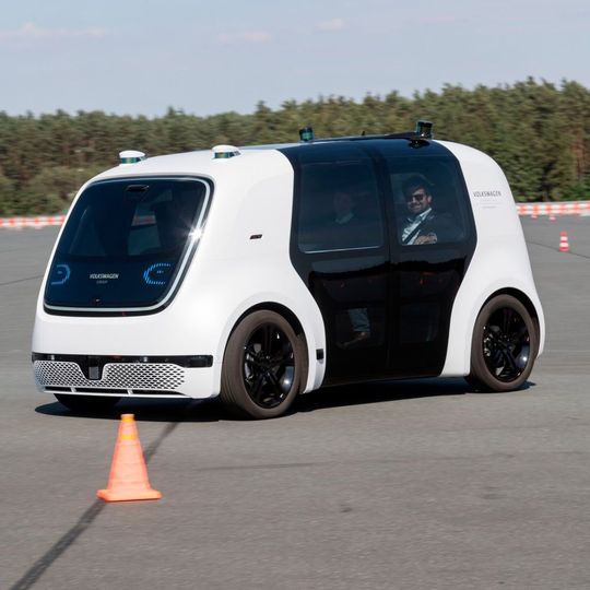 Als Flughafenshuttle könnte der Sedric nach Aussage von Projektleiter Markus Lieber schon jetzt funktionieren.(Bild:  VW)