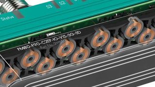 Als Wegbereiter zu Industrie 4.0 stellt Pepperl+Fuchs mit Sensorik 4.0 geeignete Sensortechnologien zur Verfügung. Diese verfügen über die Standardschnittstelle IO-Link und unterstützen so die Digitalisierung industrieller Anwendungen. Im Bild das induktive F90-Wegmesssystem mit 80-mm-Messbereich.  (Pepperl+Fuchs )