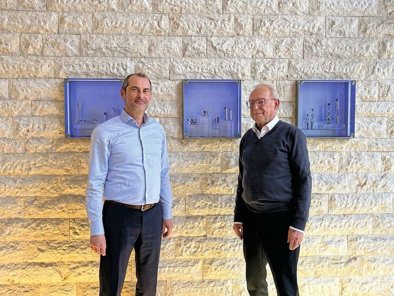 Hans-Jürgen Büchner (re.) zieht sich nach einem Vierteljahrhundert an der Unternehmensspitze in den verdienten Ruhestand zurück und übergibt den Staffelstab als CEO an Erich Timons (li.). (Bild: Iscar)