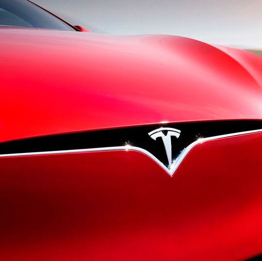 Tesla wird zunehmend zum Massenhersteller. Bislang verkauft die Marke seine Modelle online – ob das so bleiben wird?(Bild:  Tesla Motors)
