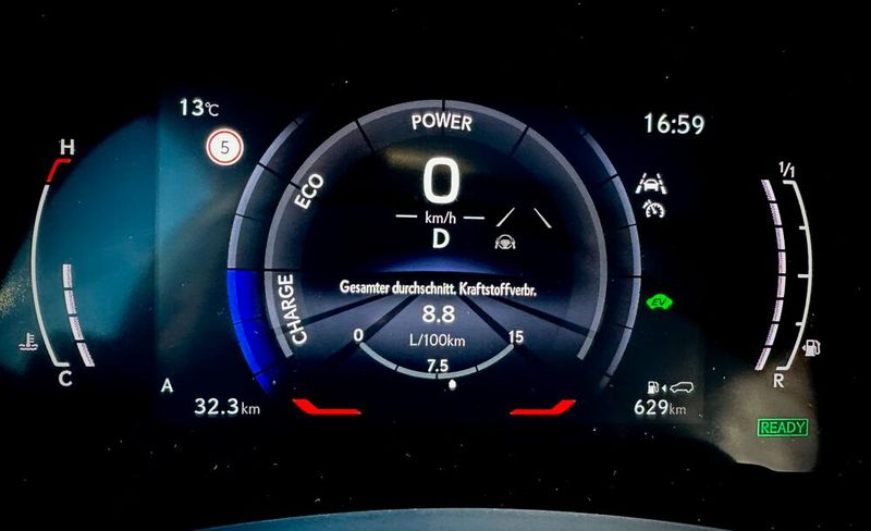 8. Der Verbrauch: Tja, der profitiert nicht vom Wechsel der Bauart. Schließlich bringt das Sechsgang-Automatikgetriebe einen Wirkungsgradverlust ins System ein, den es beim klassischen Toyota-Hybrid mit seinem simplen Planetensatz nicht gibt. Mit knapp neun Litern Autobahnverbrauch kann man angesichts des Fahrzeugformats und der Fahrleistungen aber leben.  (Bild: Rosenow – VCG)