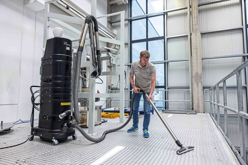 Die klassische Variante – der Einsatz von Industriesaugern. (Bild: Ruwac)