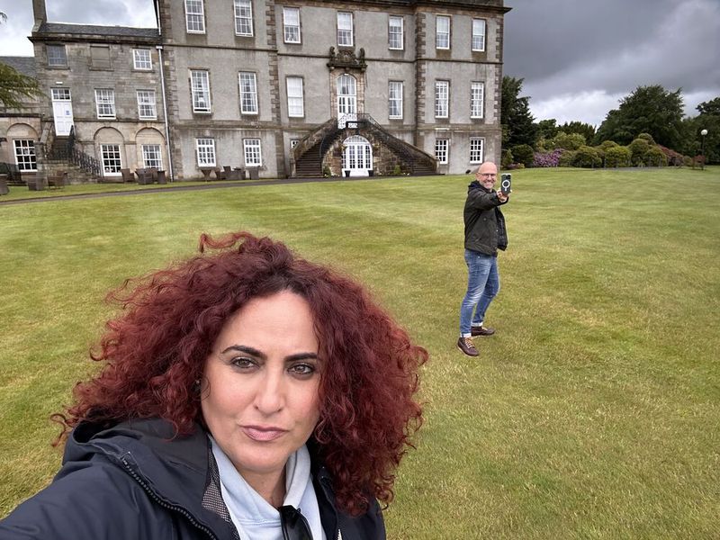 Maciej Wieczorek (ZOTAC) und ich fragen uns: Hat James Bond hier auch mal gedreht hat - die Lokation würde super passen. (Bild: Vogel IT-Medien GmbH)