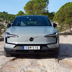 Die Frontpartie des EX30 ist Elektroauto-typisch geschlossen. Das markanteste Designelement sind die schmalen LED-Frontleuchten.(Bild:  Mauritz – VCG)